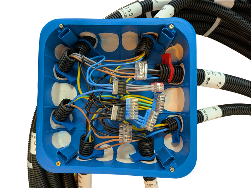 Conjunto de cajas y tubos preconectados